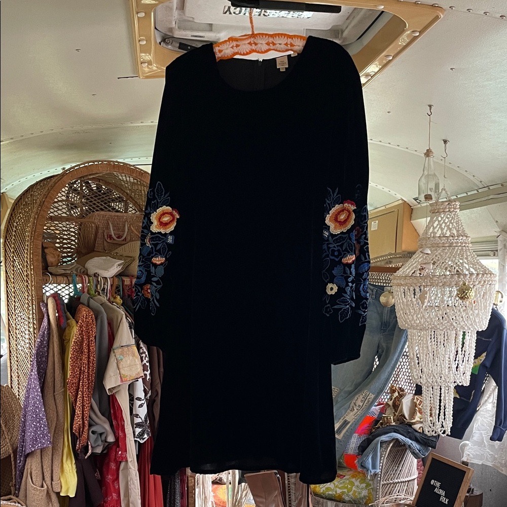 Seen Worn Kept Black Velvet Embroidered Dress – Long Sleeve